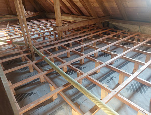 Zateplení stropu bytového domu pomocí foukané izolace